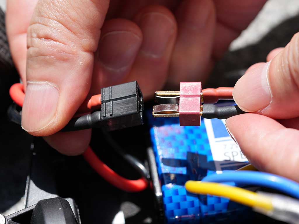 バッテリーと ESC のコネクター接続
